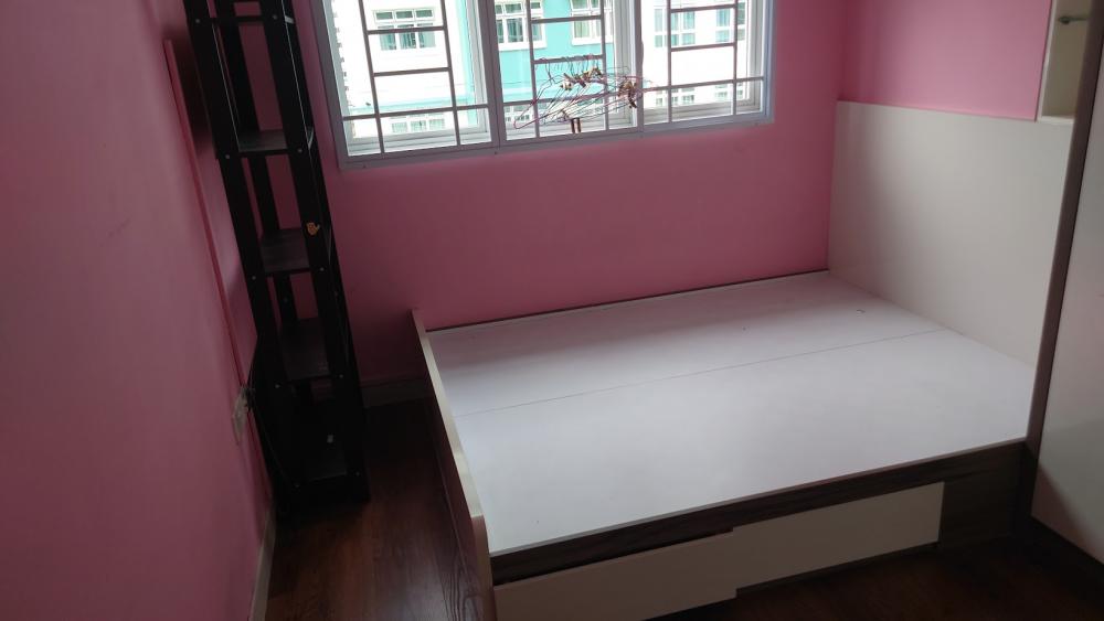 Asian Bedroom with Vinyl Flooring and Homogeneous Tiles