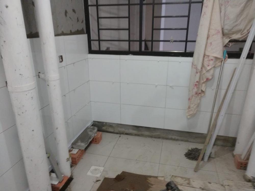 Asian Kitchen with Vinyl Flooring and Homogeneous Tiles
