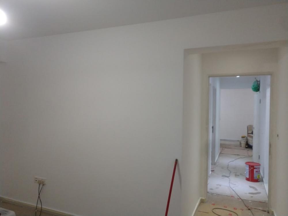 Asian Bedroom with Vinyl Flooring and Homogeneous Tiles