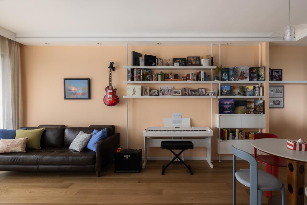 Eclectic Living Room with Bookshelf and Wood Flooring
