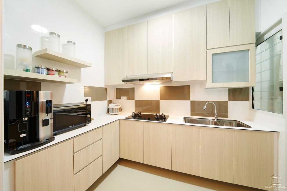 Contemporary Kitchen with Wood Flooring and Kitchen Island