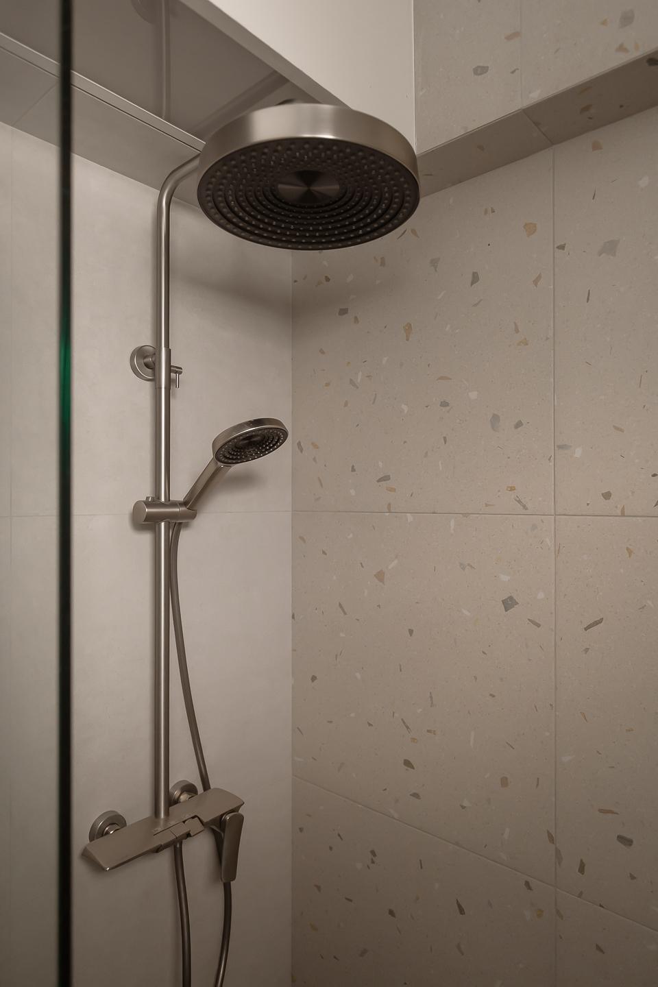 Modern Bathroom with Mosaic and Rainshower
