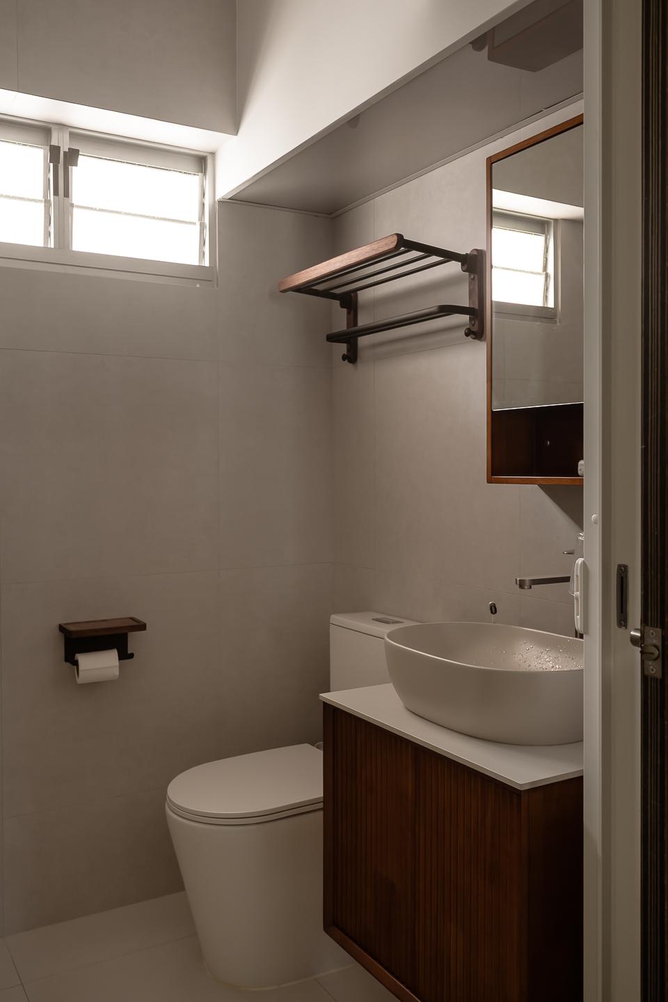 Modern Bathroom with Countertop and Mirror