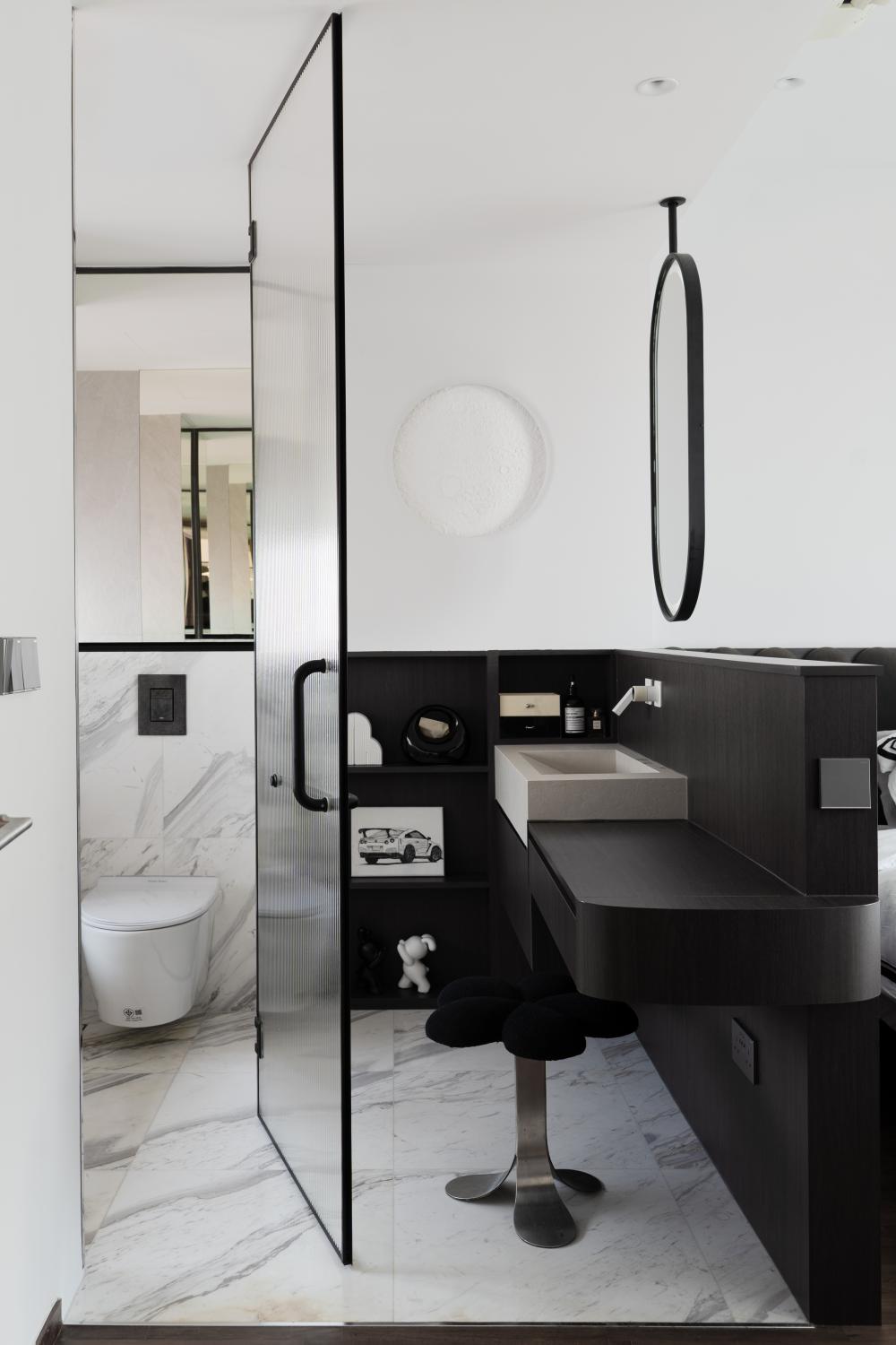Modern Bathroom with Mirror and Bathroom Storage
