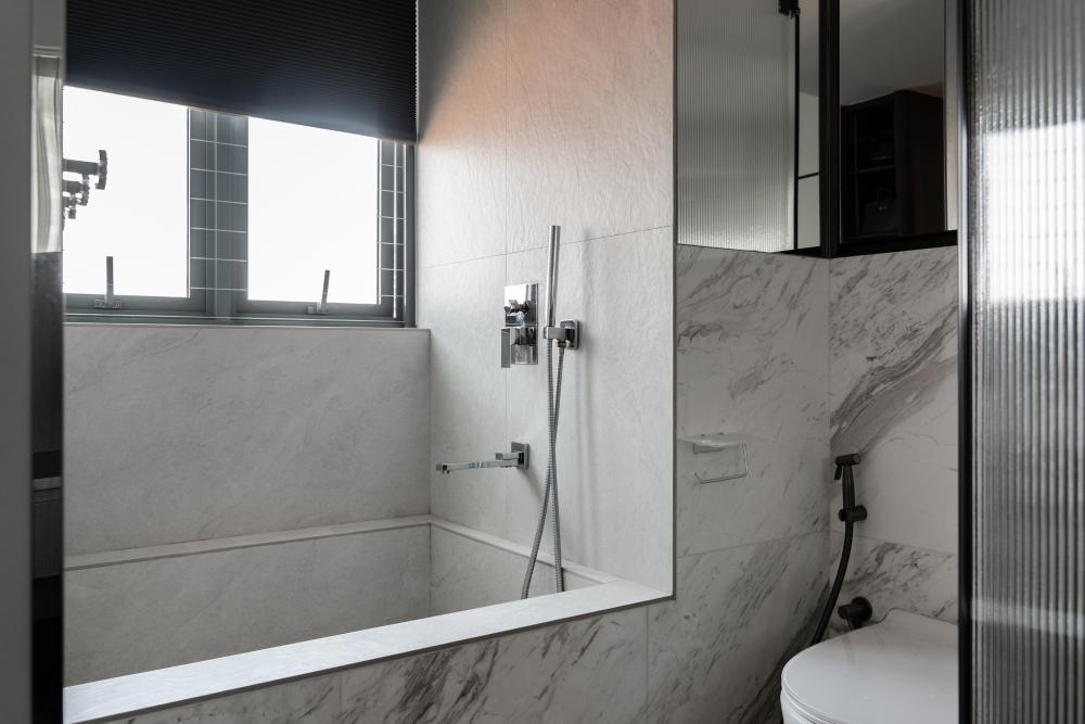 Modern Bathroom with Mirror and Bathtub