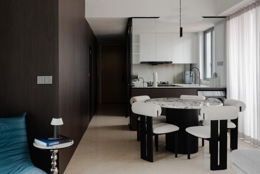 Modern Dining Room with Dining Table and Dining Chairs