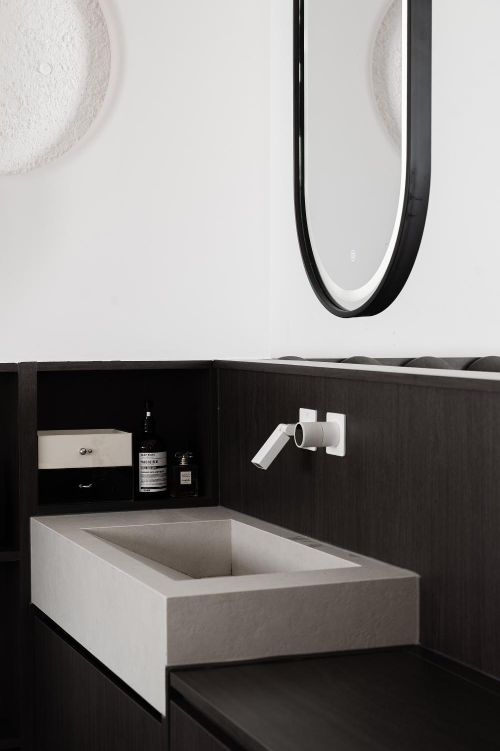 Modern Bathroom with Countertop and Mirror