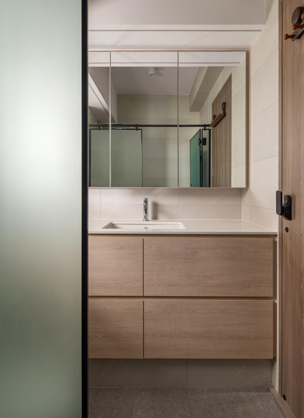 Modern Bathroom with Countertop and Bathroom Storage
