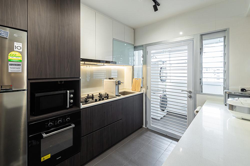 Modern Kitchen with Countertop and Homogeneous Tiles