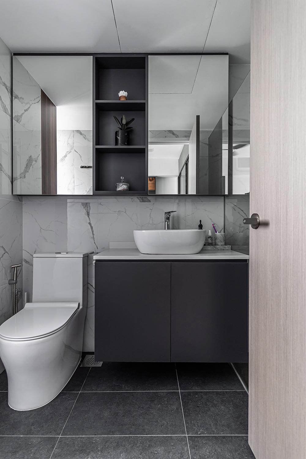 Modern Bathroom with Homogeneous Tiles and Mirror