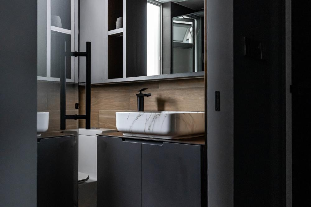 Industrial Bathroom with Homogeneous Tiles and Mirror