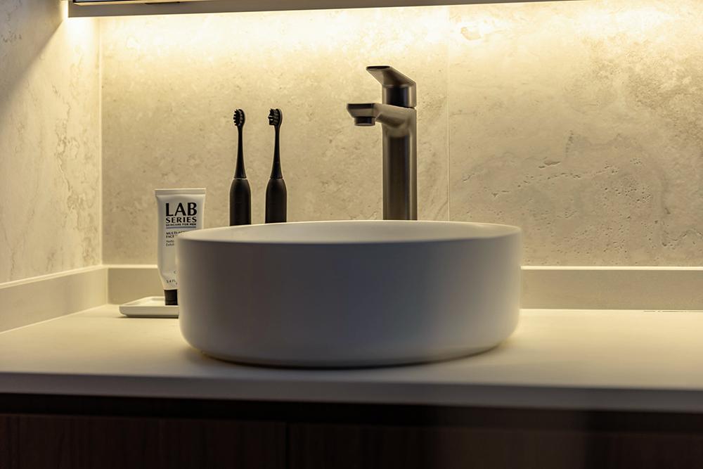 Scandinavian Bathroom with Homogeneous Tiles and Wash Basins