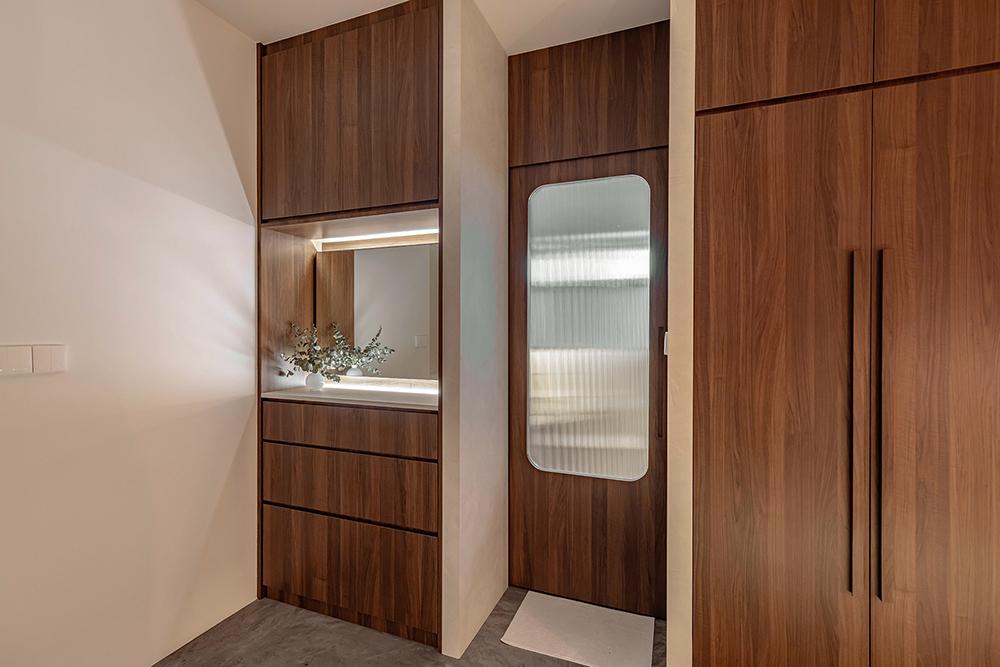 Scandinavian Walk-in Wardrobe with Mirror and Glass Door