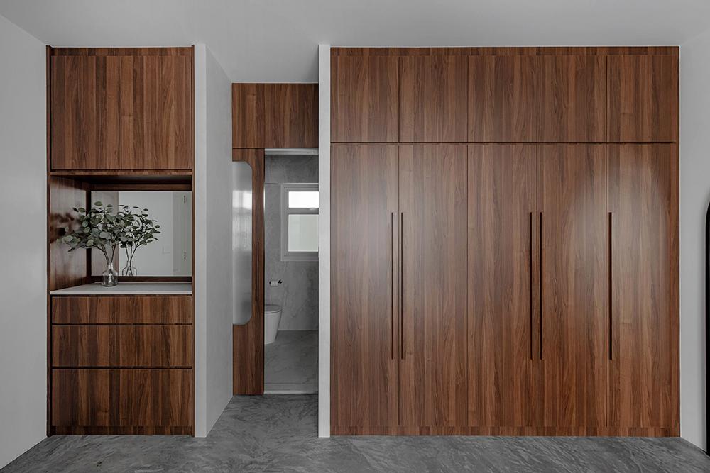 Scandinavian Walk-in Wardrobe with Mirror and Glass Door