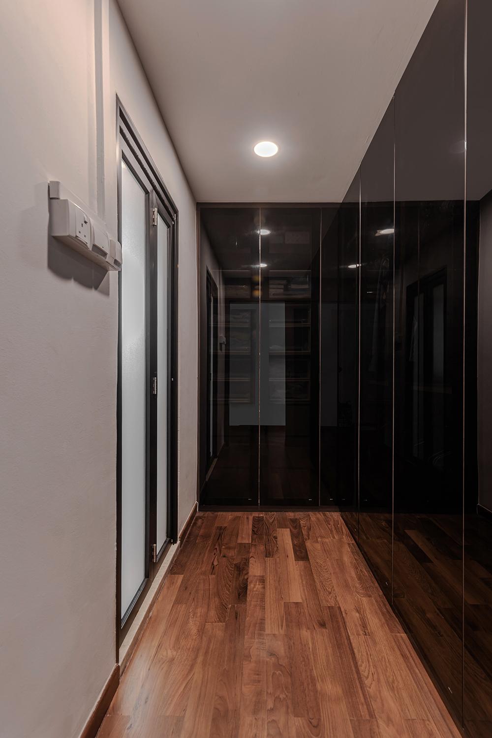 Modern Walk-in Wardrobe with Glass Door and Doors