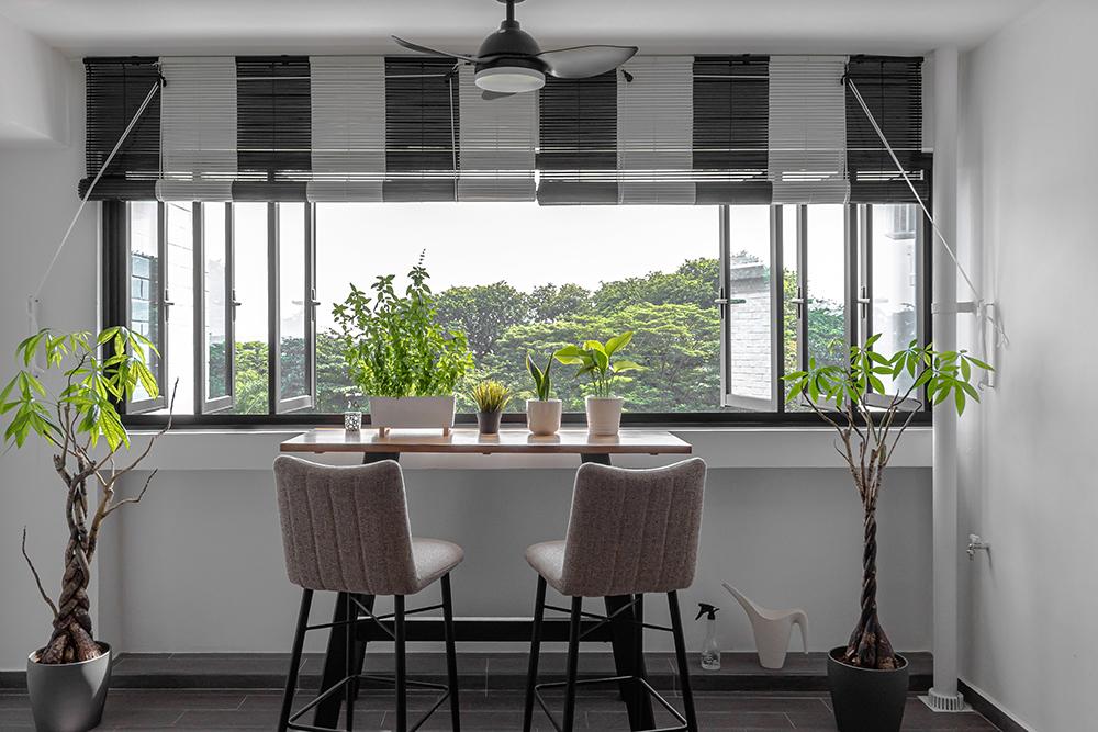 Modern Balcony with Blinds and Bamboo Blinds