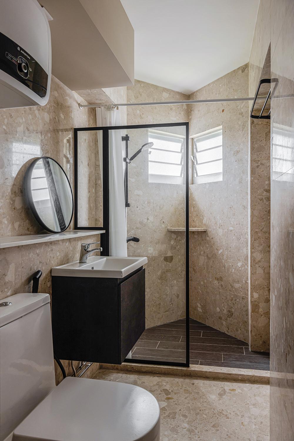 Modern Bathroom with Homogeneous Tiles and Granite Floor