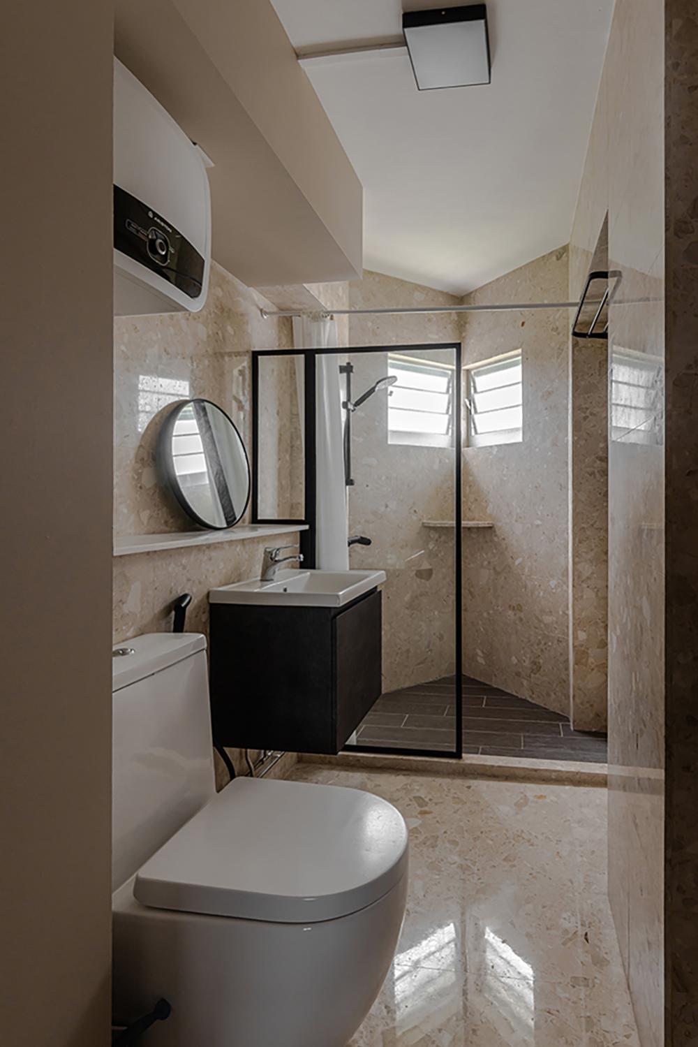 Modern Bathroom with Countertop and Mirror