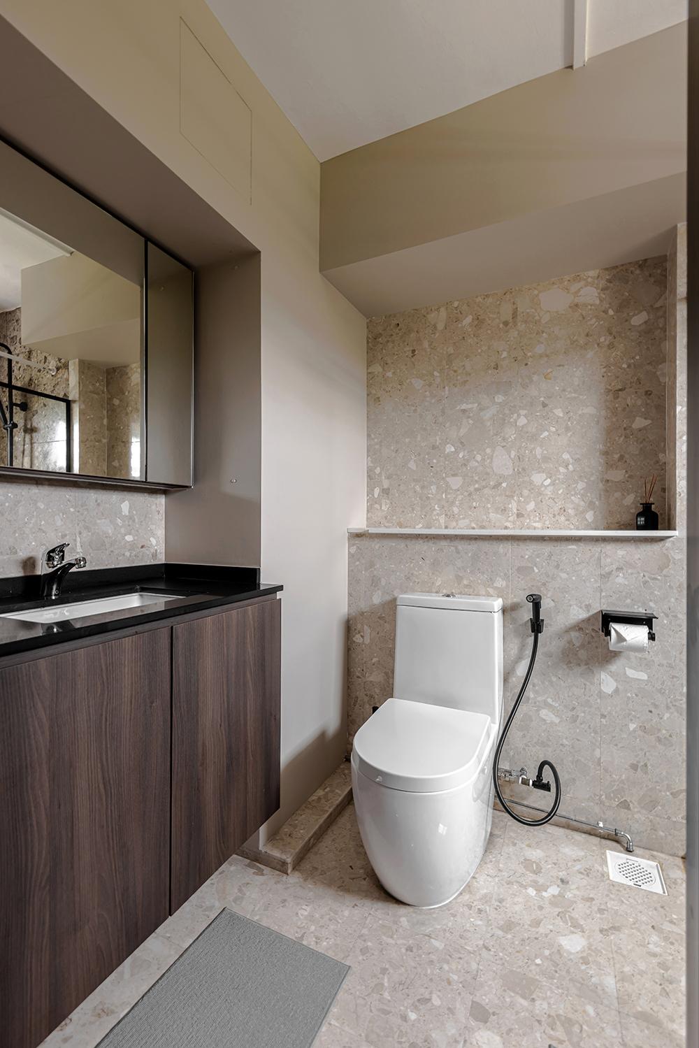 Modern Bathroom with Countertop and Mirror