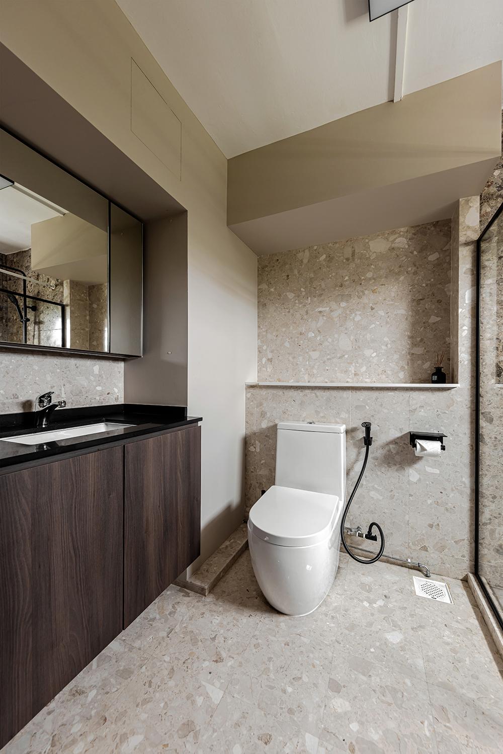 Modern Bathroom with Countertop and Mirror