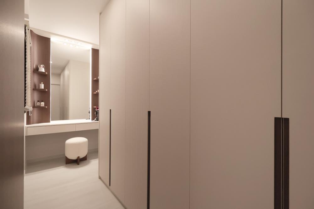 Modern Walk-in Wardrobe with Mirror and Wardrobe