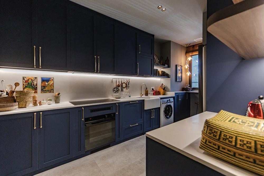 Eclectic Kitchen with Countertop and Homogeneous Tiles