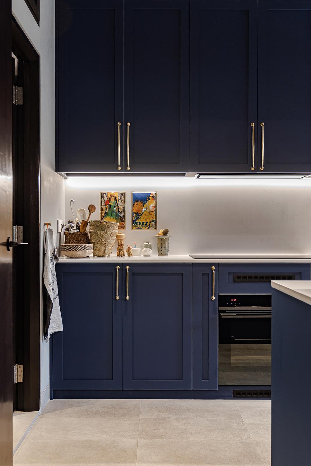 Eclectic Kitchen with Countertop and Homogeneous Tiles