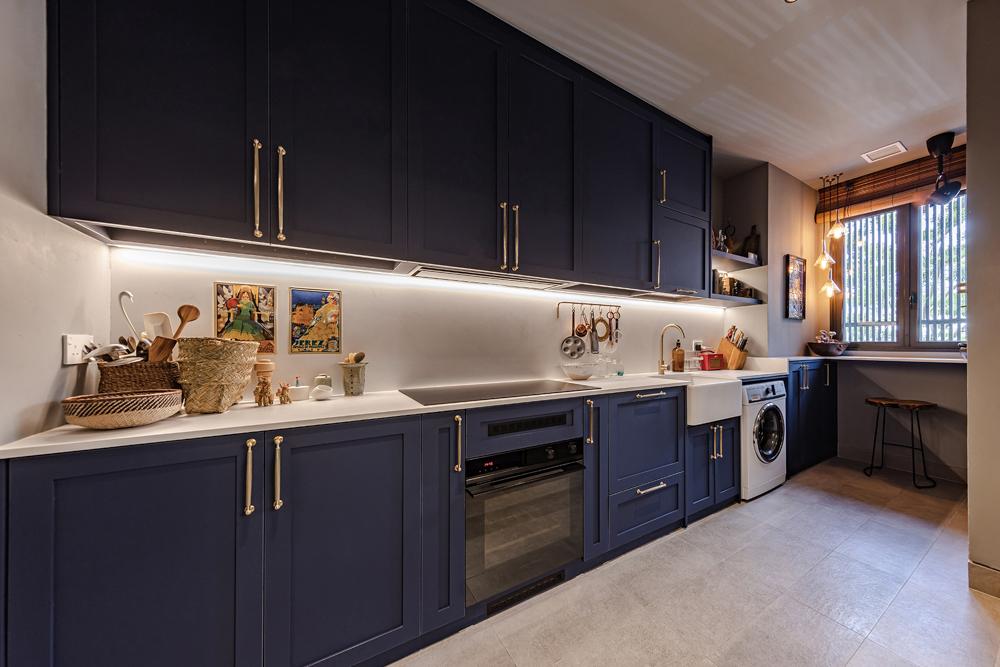 Eclectic Kitchen with Homogeneous Tiles and Kitchen Accessories