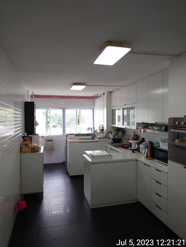 Asian Kitchen with Homogeneous Tiles and Kitchen Backsplash