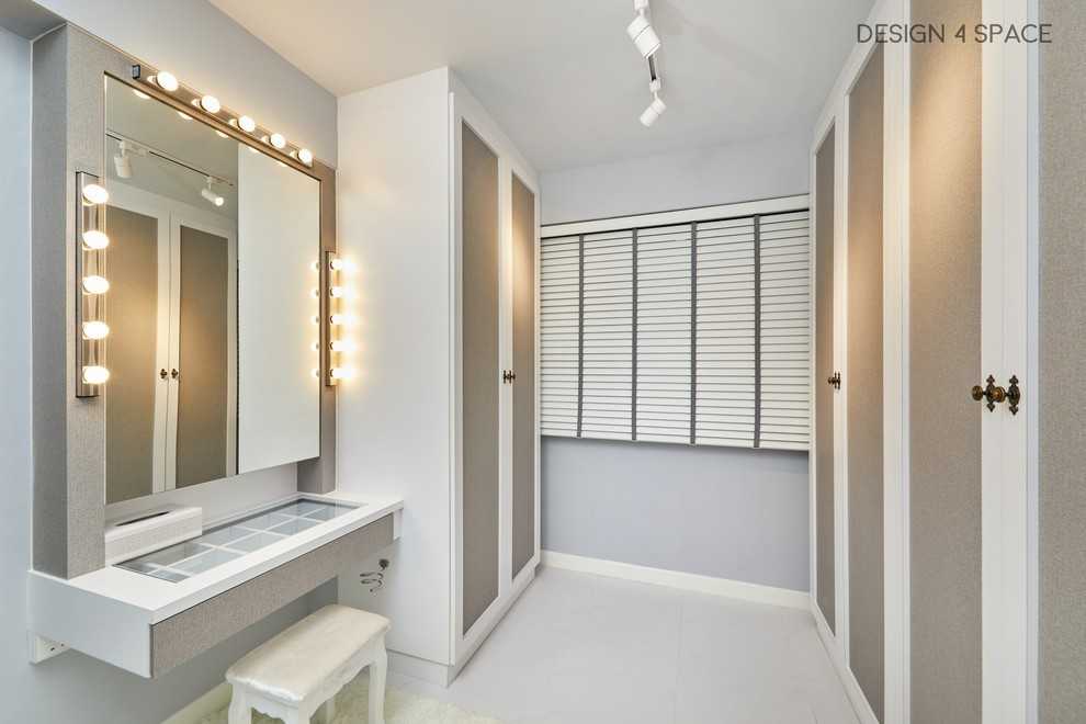 Scandinavian Walk-in Wardrobe with Mirror and Wardrobe