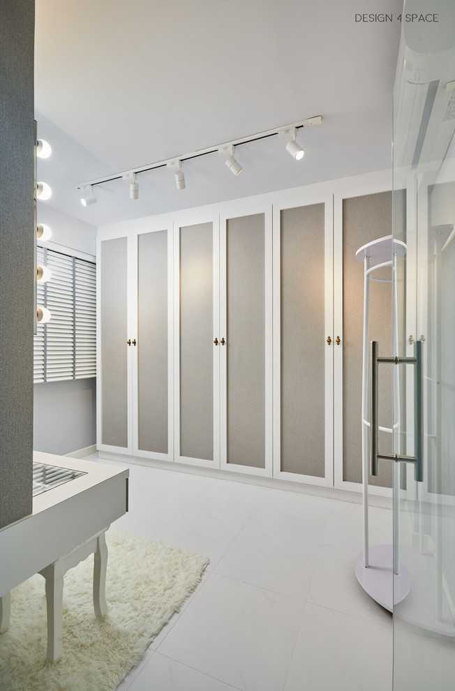 Scandinavian Walk-in Wardrobe with Mirror and Wardrobe