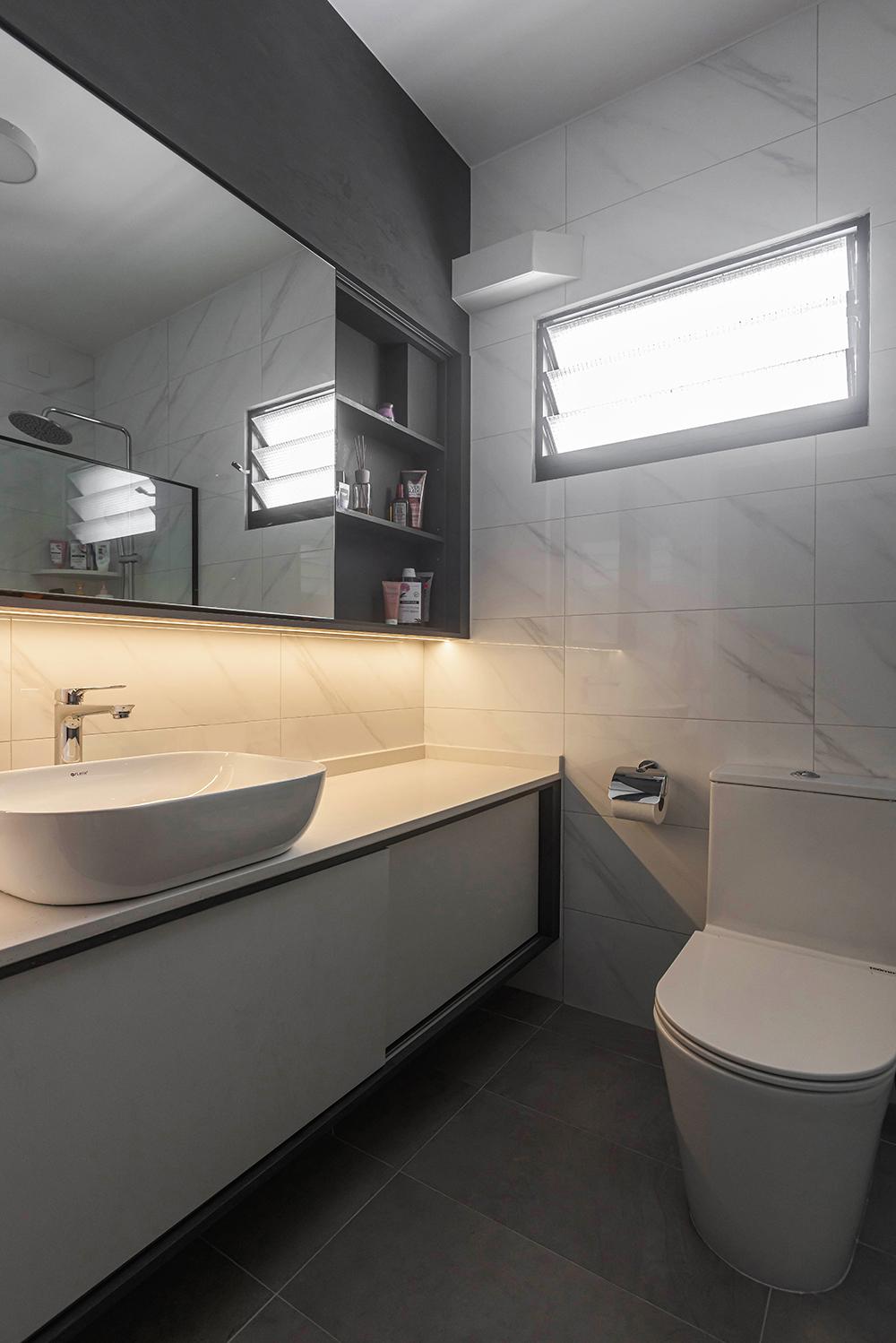 Modern Bathroom with Homogeneous Tiles and Mirror