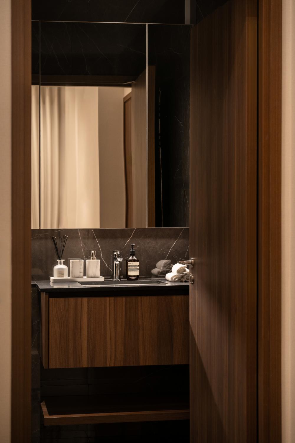 Modern Bathroom with Countertop and Mirror