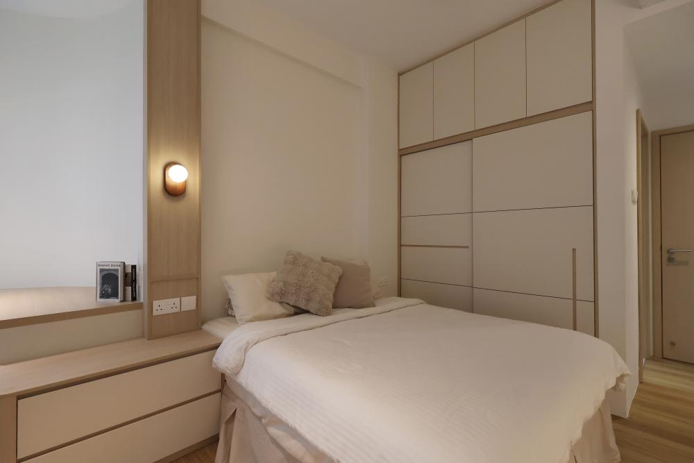 Modern Bedroom with Vinyl Flooring and Wardrobe