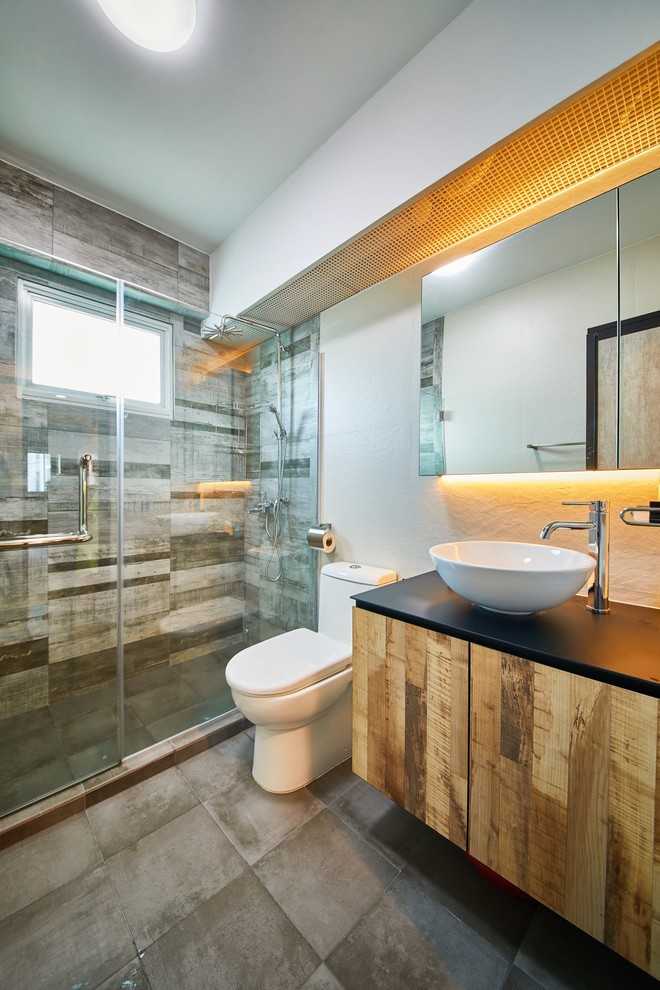Scandinavian Bathroom with Mirror and Bathroom Storage