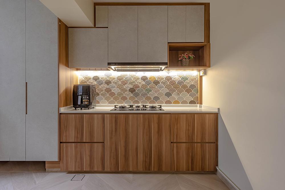 Eclectic Kitchen with Countertop and Homogeneous Tiles