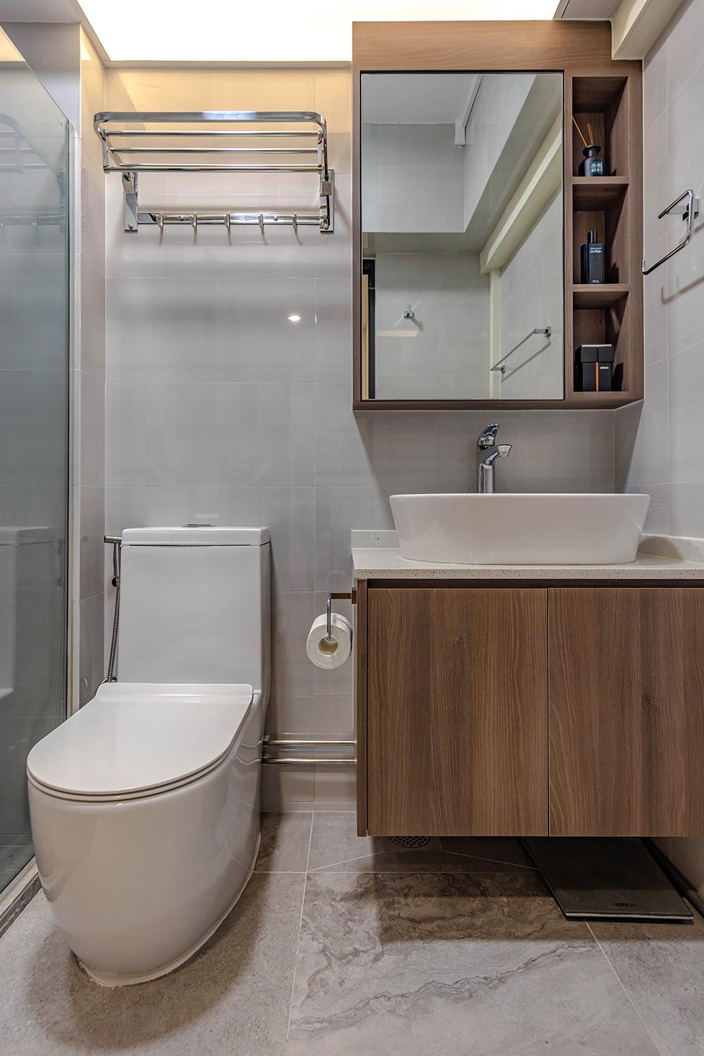 Eclectic Bathroom with Homogeneous Tiles and Mirror
