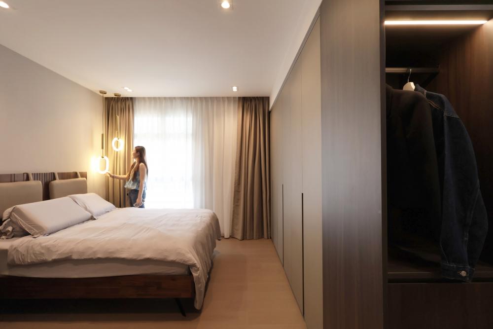 Modern Bedroom with Vinyl Flooring and Wardrobe