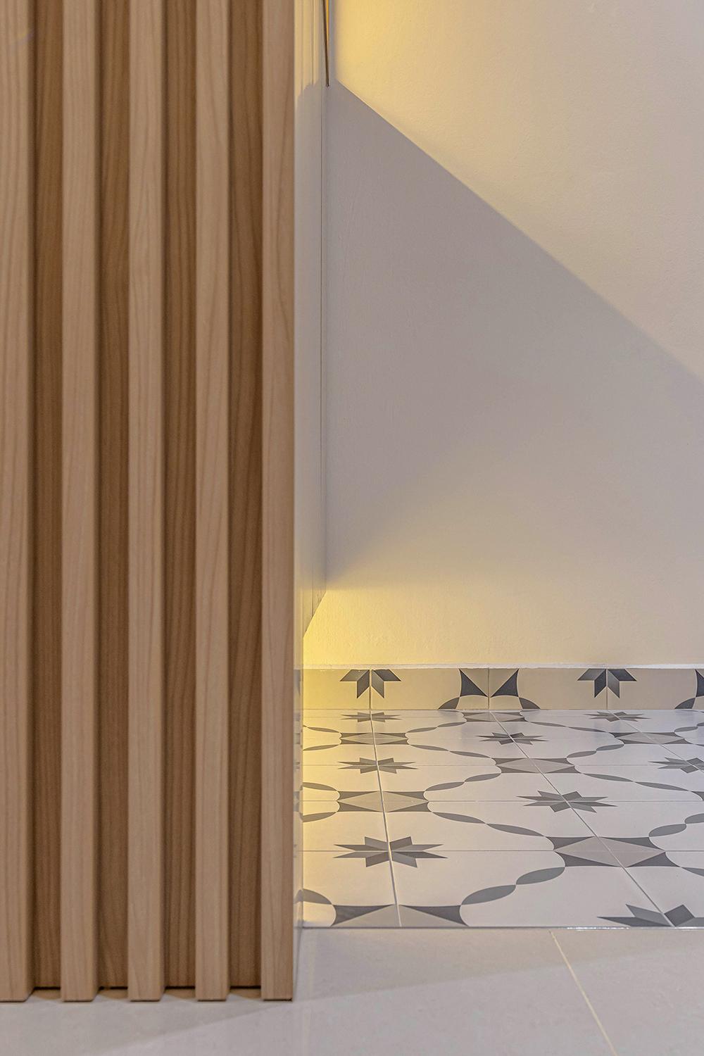 Scandinavian Foyer with Homogeneous Tiles and Feature Wall