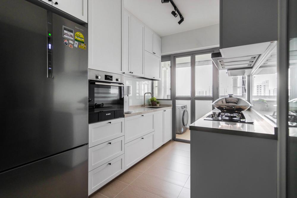 Transitional Kitchen with Countertop and Homogeneous Tiles