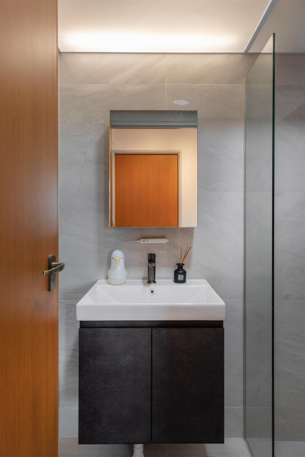 Modern Bathroom with Homogeneous Tiles and Mirror