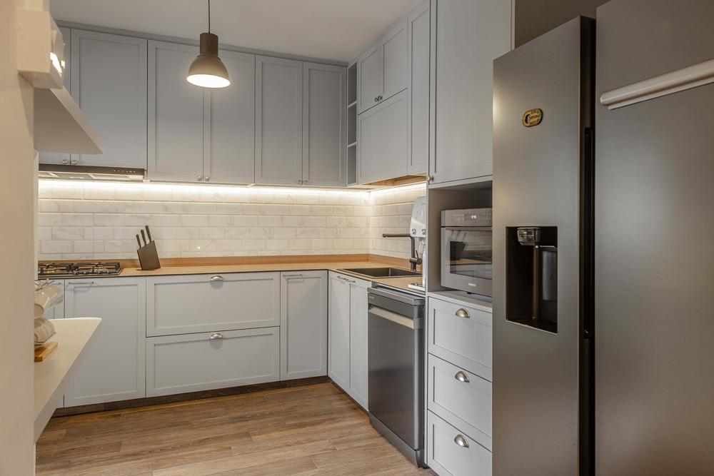 Transitional Kitchen with Countertop and Homogeneous Tiles