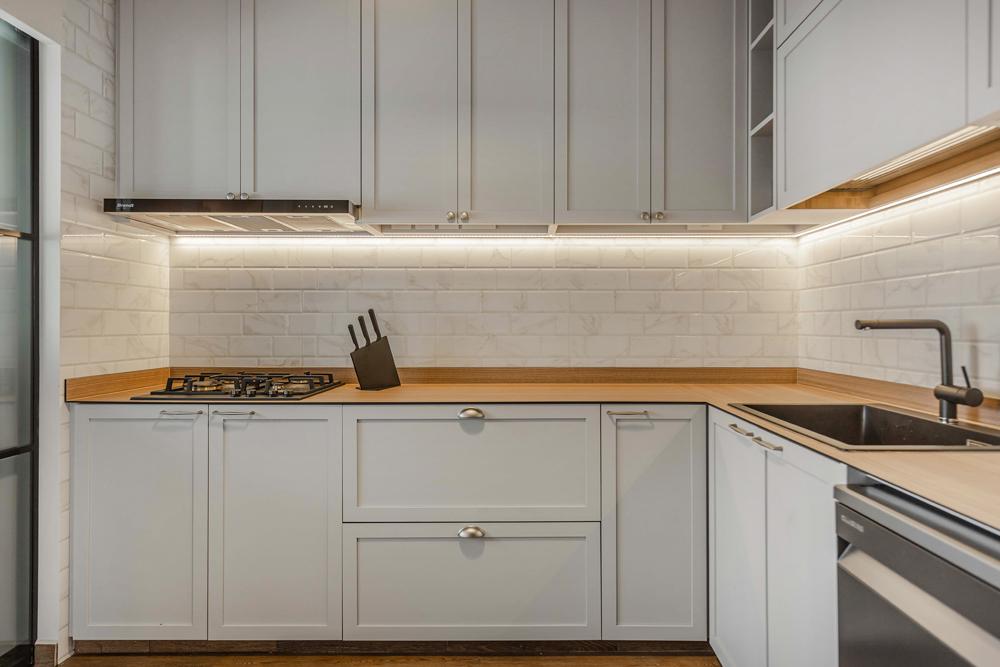 Transitional Kitchen with Countertop and Homogeneous Tiles