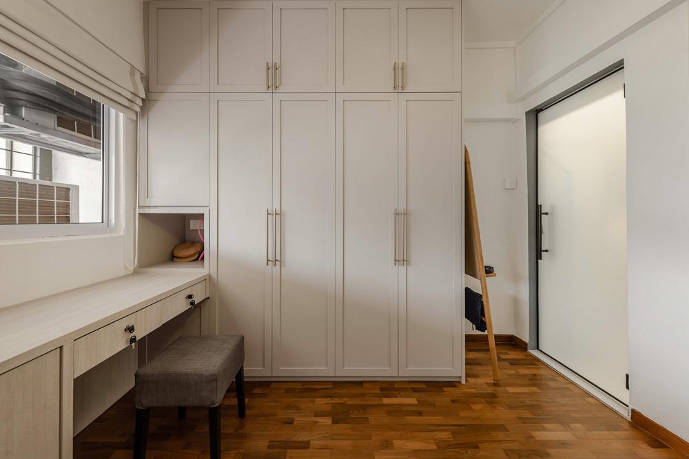 Transitional Walk-in Wardrobe with Parquet Floor and Mirror