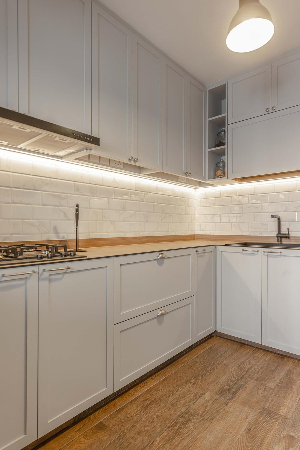 Transitional Kitchen with Countertop and Homogeneous Tiles