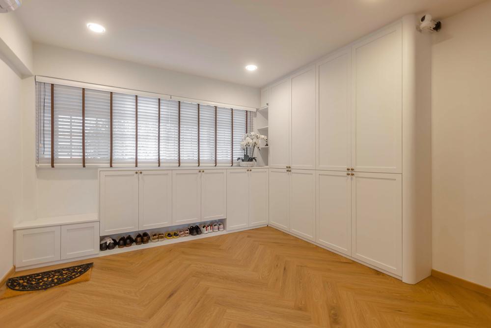 Transitional Foyer with Settee and Sofa