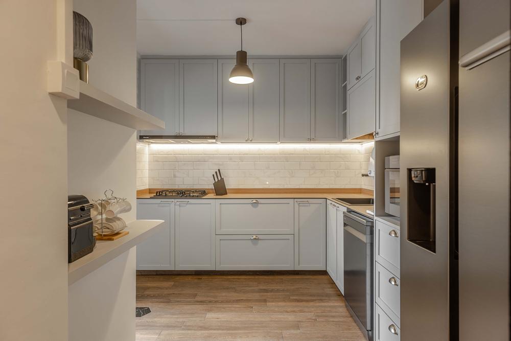 Transitional Kitchen with Countertop and Homogeneous Tiles
