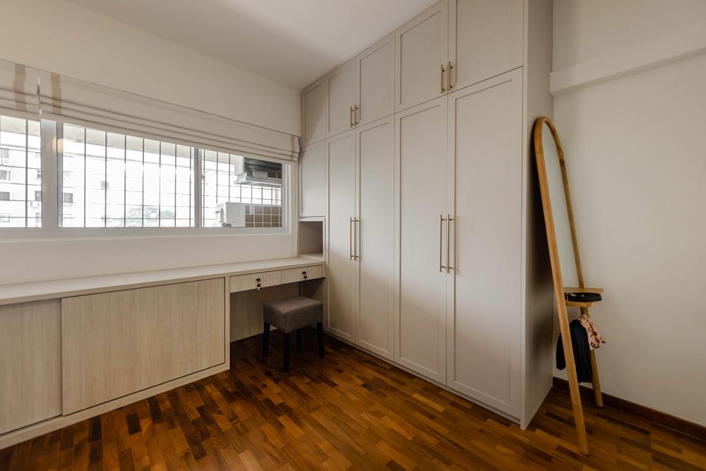 Transitional Walk-in Wardrobe with Parquet Floor and Mirror