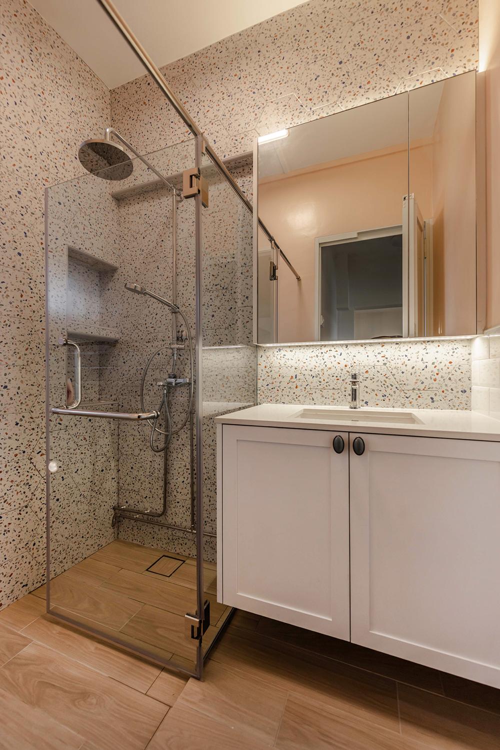 Transitional Bathroom with Countertop and Homogeneous Tiles