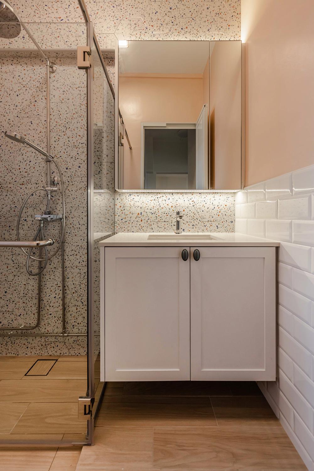 Transitional Bathroom with Homogeneous Tiles and Mirror